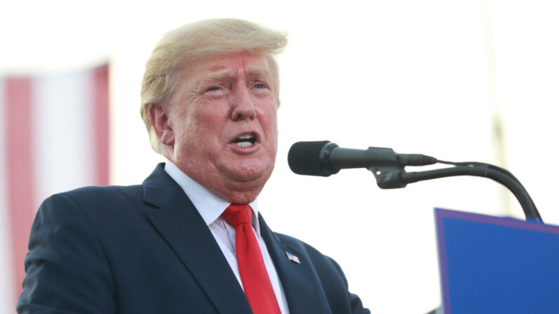 El expresidente de Estados Unidos, Donald Trump, habla en un mitin de Save America en el recinto ferial del condado de Adams en Mendon, Illinois, el 25 de junio de 2022. (Michael B. Thomas/Getty Images)
