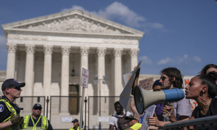 Activistas a favor del aborto (der.) discuten con activistas provida frente a la Corte Suprema, en Washington, el 26 de junio de 2022. (Nathan Howard/Getty Images)