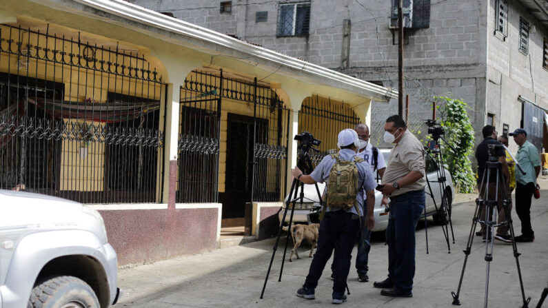 Medios locales esperan frente a la casa de Karen Italia Caballero, madre de Fernando y Alejandro Caballero, que fueron encontrados muertos con un grupo de más de 50 migrantes el 29 de junio de 2022 en Santa Bárbara, Honduras. (Jorge Cabrera/Getty Images)