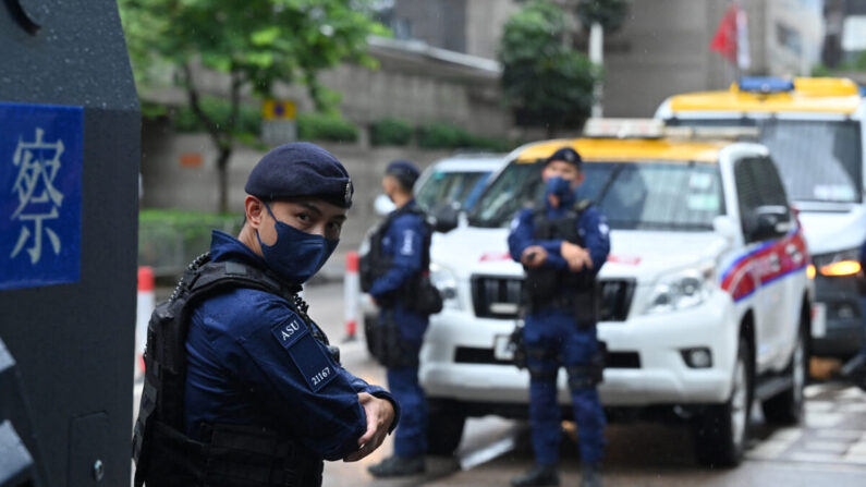 Una unidad especial de la policía de Hong Kong proporciona seguridad en el distrito de Wanchai de la ciudad mientras el líder chino Xi Jinping llega a Hong Kong para asistir a las celebraciones que marcan el 25º aniversario del traspaso de la ciudad de Gran Bretaña a China el 30 de junio de 2022. (Peter Parks/AFP vía Getty Images)
