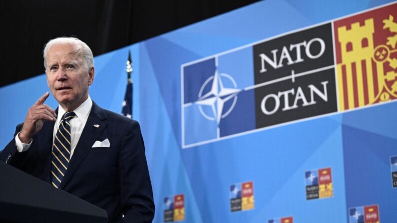 El presidente de Estados Unidos, Joe Biden, gesticula mientras se dirige a los representantes de los medios de comunicación durante una conferencia de prensa en la cumbre de la OTAN en Madrid, el 30 de junio de 2022. (Brendan Smialowski/AFP vía Getty Images)
