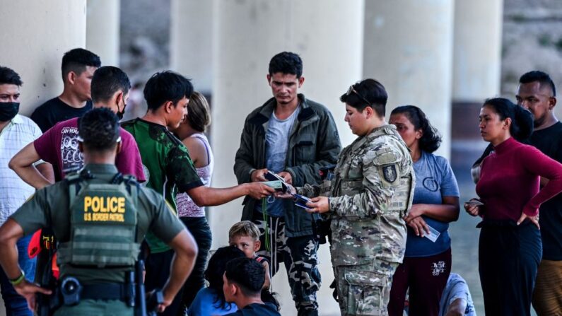 Migrantes detenidos por tropas de la Patrulla Fronteriza y la Guardia Nacional de EE. UU. en Eagle Pass, Texas, cerca de la frontera con México el 30 de junio de 2022. (CHANDAN KHANNA/AFP vía Getty Images)