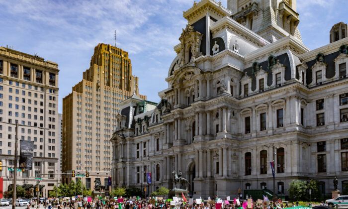Manifestantes a favor del aborto se manifiestan en Filadelfia, Pensilvania, el 4 de julio de 2022. (Hannah Beier/Getty Images)