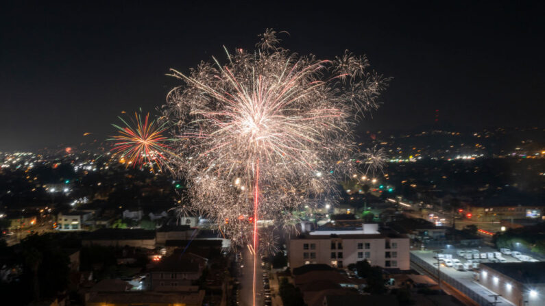 En una vista aérea, grandes fuegos artificiales ilegales son lanzados hasta altas horas de la noche, mucho después de que los espectáculos profesionales del Día de la Independencia hayan terminado, el 4 de julio de 2022 en Los Ángeles, California. (David McNew/Getty Images)