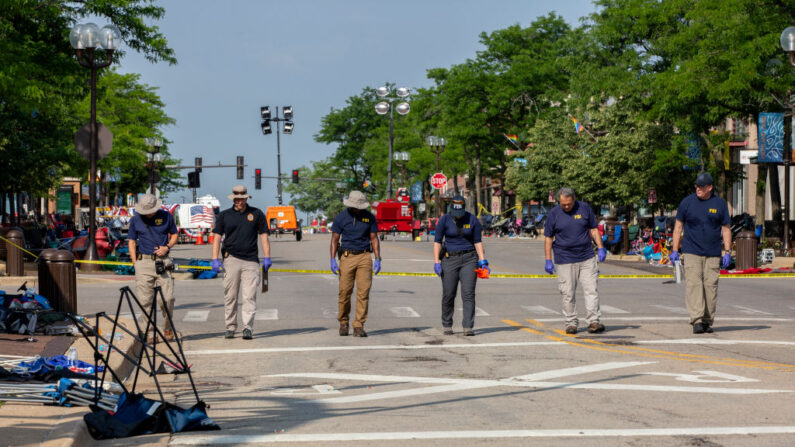 Agentes del FBI trabajan en la escena de un tiroteo en un desfile del 4 de julio el 5 de julio de 2022 en Highland Park, Illinois. (Jim Vondruska/Getty Images)