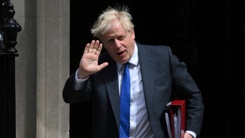 El ex primer ministro británico, Boris Johnson, sale del 10 de Downing Street, en el centro de Londres, el 6 de julio de 2022, para dirigirse a las Cámaras del Parlamento para la sesión semanal de preguntas del primer ministro. (Daniel Leal/AFP vía Getty Images)