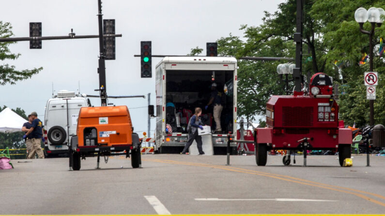 Agentes del FBI limpian los escombros de la escena de un tiroteo masivo en un desfile del 4 de julio, el 6 de julio de 2022 en Highland Park, Illinois (EE.UU.). (Jim Vondruska/Getty Images)