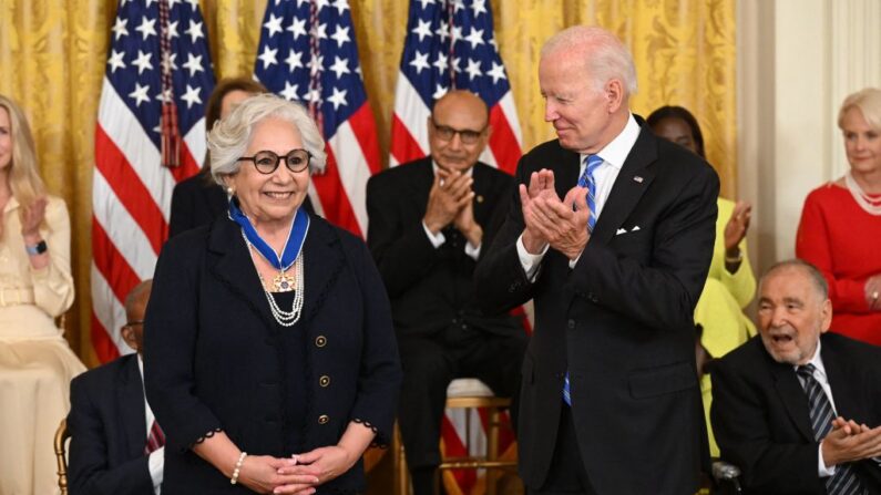 El presidente de EE.UU., Joe Biden, entrega a la Dra. Julieta García la Medalla Presidencial de la Libertad, el más alto honor civil de la nación, durante una ceremonia en honor a 17 beneficiarios, en la Sala Este de la Casa Blanca en Washington, DC, el 7 de julio de 2022. (Saul Loeb/AFP vía Getty Images)