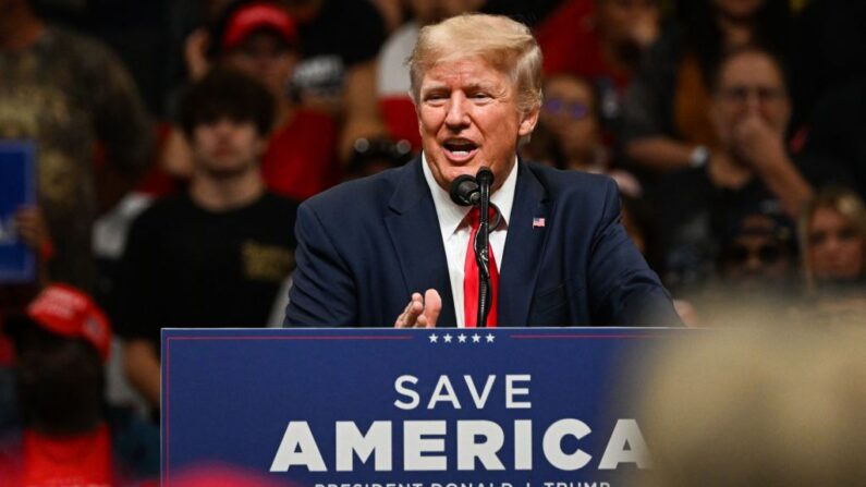 El expresidente de los Estados Unidos, Donald Trump, habla durante un "Save America" en Anchorage, Alaska, el 9 de julio de 2022. (PATRICK T. FALLON/AFP vía Getty Images)

