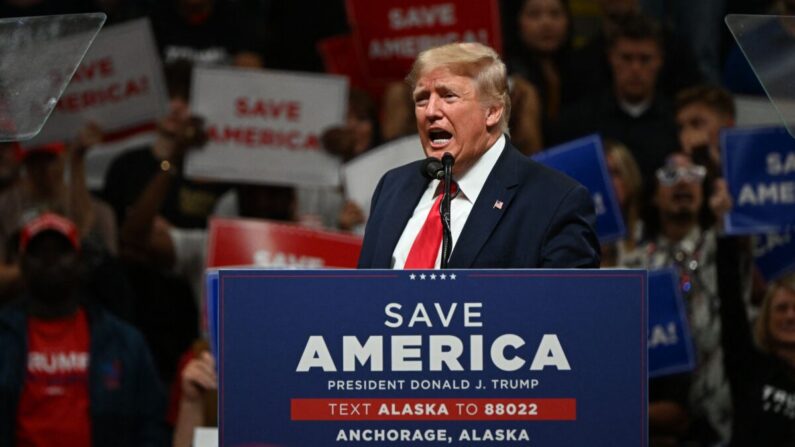 El ex presidente de Estados Unidos, Donald Trump, habla durante un "Save America" en Anchorage, Alaska, el 9 de julio de 2022. (Patrick T. Fallon/AFP vía Getty Images)
