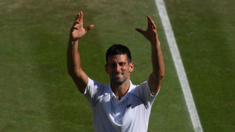El serbio Novak Djokovic celebra su victoria sobre el australiano Nick Kyrgios durante su partido de tenis de la final individual masculina en la decimocuarta jornada del Campeonato de Wimbledon 2022 en el All England Tennis Club en Wimbledon, al suroeste de Londres, el 10 de julio de 2022. (DANIEL LEAL/AFP vía Getty Images)
