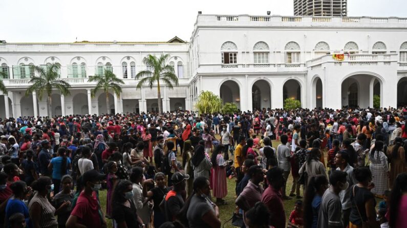 La gente se agolpa para visitar la residencia oficial del presidente de Sri Lanka, Gotabaya Rajapaksa, en Colombo, el 11 de julio de 2022, después de que fuera invadida por manifestantes antigubernamentales. (Arun Sankar/AFP vía Getty Images)