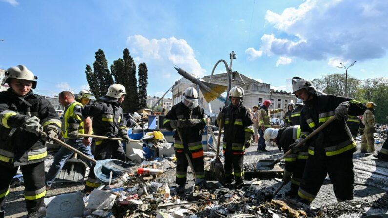 Los bomberos sacan los escombros de un edificio dañado tras un ataque aéreo ruso en la ciudad de Vinnytsia, en el centro-oeste de Ucrania, el 14 de julio de 2022. (Sergei Supinsky/AFP vía Getty Images)