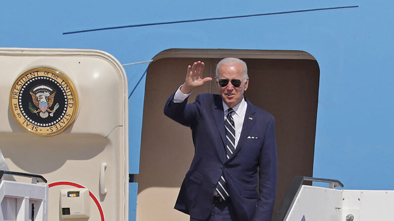 El presidente de los Estados Unidos, Joe Biden, saluda antes de abordar el Air Force One para salir del aeropuerto Ben Gurion de Israel el 15 de julio de 2022. (Abir Sultan/POOL/AFP vía Getty Images)