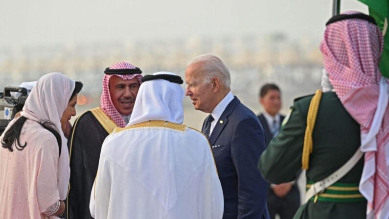 El presidente Joe Biden es recibido por el gobernador de la provincia de La Meca, el príncipe Jaled al-Faisal (bata blanca) y la princesa Reema bint Bandar Al-Saud (izq.), embajadora de Arabia Saudí en Washington, en el aeropuerto internacional Rey Abdulaziz de la ciudad costera saudí de Yeddah, a su llegada de Israel, el 15 de julio de 2022. (Mandel Ngan/AFP vía Getty Images)
