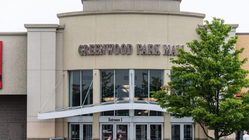 Un grupo de personas espera fuera de una entrada del centro comercial Greenwood Park en Greenwood, Indiana, el 18 de julio de 2022. (Jon Cherry/Getty Images)
