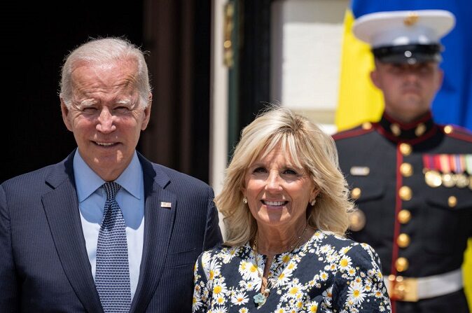 El presidente de Estados Unidos, Joe Biden, y la primera dama, Jill Biden, posan para las fotos mientras la primera dama de Ucrania, Olena Zelenska, llega al Jardín Sur de la Casa Blanca el 19 de julio de 2022 en Washington, DC. (Drew Angerer/Getty Images)