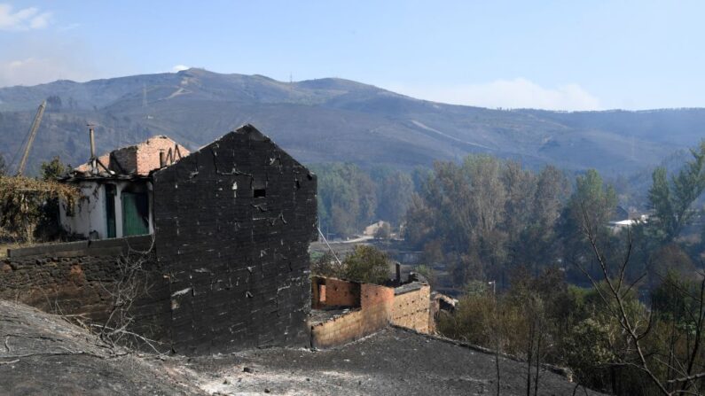 Esta fotografía tomada el 19 de julio de 2022 muestra una casa quemada tras un incendio forestal en A Veiga de Cascalla, cerca de O Barco de Valdeorras, en el norte de España. (Miguel Riopa/AFP vía Getty Images)