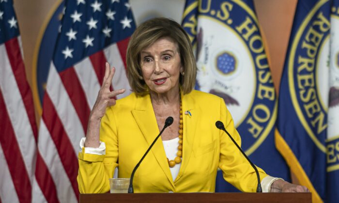 La presidente de la Cámara de Representantes de EE.UU., Nancy Pelosi (D-Calif.), realiza su conferencia de prensa semanal en el Capitolio de EE.UU., en Washington, D.C., el 21 de julio de 2022. (Nathan Howard/Getty Images)
