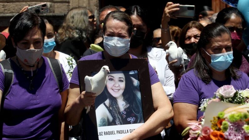 Personas y familiares de Luz Raquel Padilla participan en una manifestación para exigir justicia durante su velatorio en Zapopan, México, el 21 de julio de 2022. (Ulises Ruiz/AFP vía Getty Images)