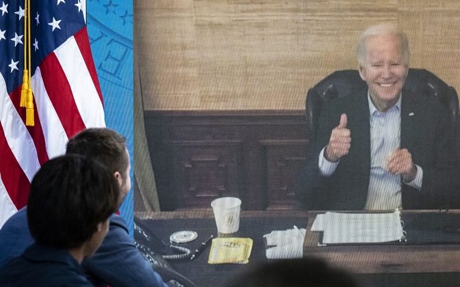 El presidente de Estados Unidos, Joe Biden, levanta el pulgar mientras reacciona a las preguntas de la prensa sobre cómo se siente, mientras participa virtualmente en una reunión con su equipo económico en el Auditorio South Court del campus de la Casa Blanca el 22 de julio de 2022 en Washington, DC. (Drew Angerer/Getty Images)