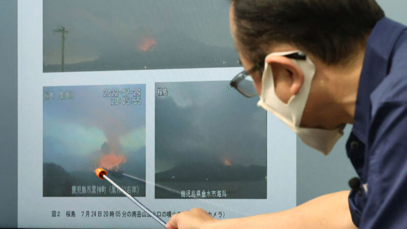 El jefe de la división de monitoreo de volcanes de la agencia meteorológica de Japón, explica la erupción del Sakurajima durante una conferencia de prensa en Tokio el 24 de julio de 2022. (Foto de -/JIJI PRESS/AFP a través de Getty Images)