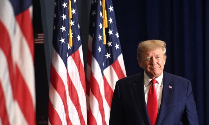 El expresidente Donald Trump llega para hablar en la Cumbre de la Agenda del America First Policy Institute en Washington, el 26 de julio de 2022. (Mandel Ngan/AFP a través de Getty Images)