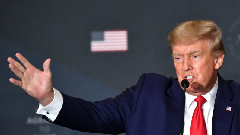 El expresidente de Estados Unidos, Donald Trump, habla en la Cumbre de la Agenda del Instituto de Política America First en Washington, DC, el 26 de julio de 2022. (MANDEL NGAN/AFP vía Getty Images)
