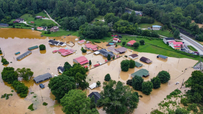 Vista aérea de las casas sumergidas bajo las aguas de la inundación del North Fork del río Kentucky en Jackson, Kentucky, el 28 de julio de 2022. (Leandro Lozada/AFP vía Getty Images)

