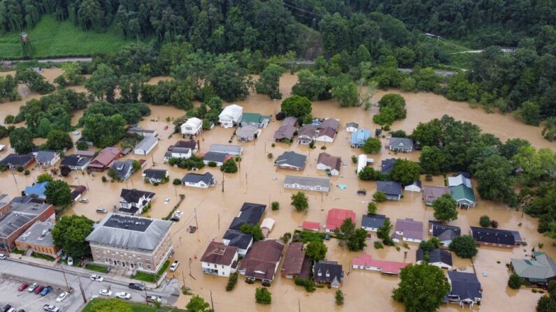 Vista aérea de las casas sumergidas bajo las aguas de las inundaciones del North Fork del río Kentucky en Jackson, Kentucky, el 28 de julio de 2022. (LEANDRO LOZADA/AFP vía Getty Images)