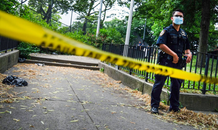 En una imagen de archivo, un oficial de policía se encuentra cerca de la escena de un tiroteo que dejó a una persona muerta en el distrito de Brooklyn de la ciudad de Nueva York (EE.UU.) el 7 de julio de 2020. (Spencer Platt/Getty Images)