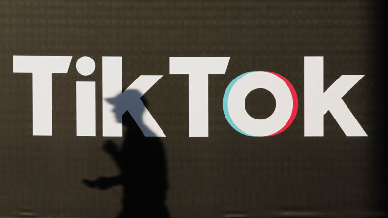 Un anuncio de la empresa de redes sociales TikTok el 21 de septiembre de 2020 en Berlín, Alemania. (Sean Gallup/Getty Images)