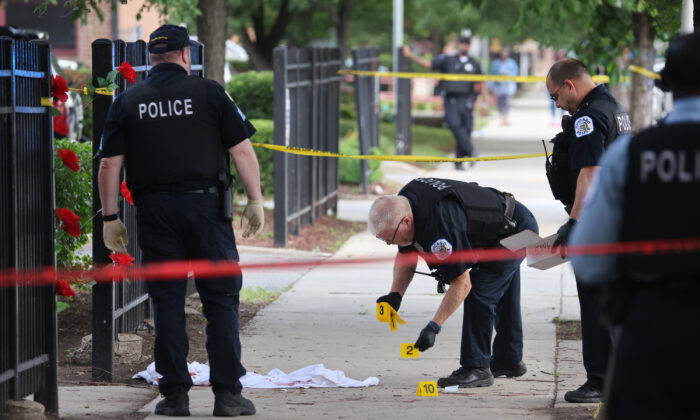 Policíaa investigan la escena de un crimen en Illinois. Imagen de archivo. (Scott Olson/Getty Images)