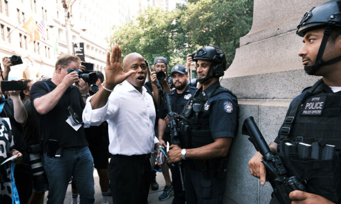 El entonces candidato demócrata a la alcaldía de la ciudad de Nueva York, Eric Adams, se une a cientos de policías, bomberos y otros socorristas en un desfile para honrar a los trabajadores esenciales que ayudaron en Nueva York durante la crisis de COVID-19, el 7 de julio de 2021. (Spencer Platt/Getty Images)

