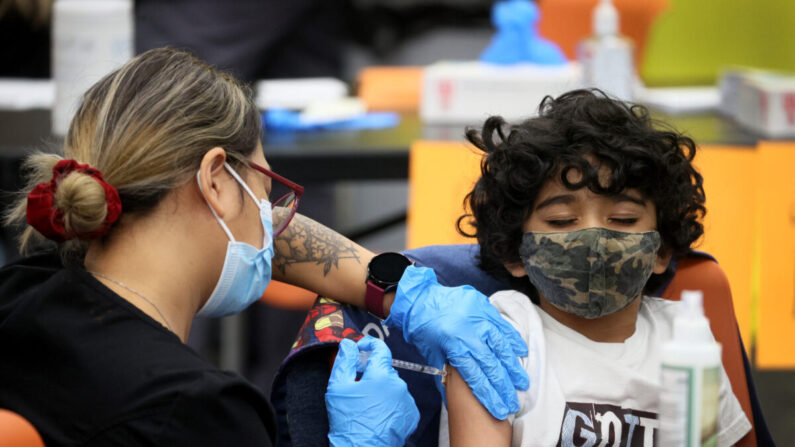 Un niño de 7 años recibe la vacuna COVID-19 en Chicago el 12 de noviembre de 2021. (Scott Olson/Getty Images)
