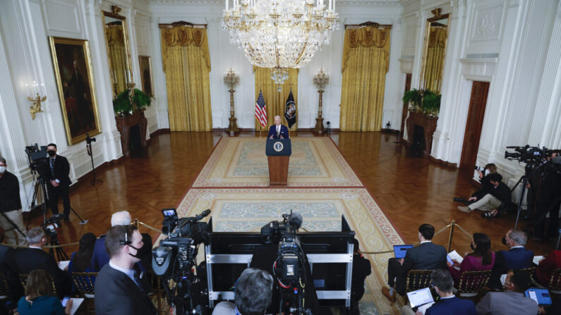 El presidente Joe Biden responde a las preguntas durante una conferencia de prensa en la Sala Este de la Casa Blanca el 19 de enero de 2022. (Chip Somodevilla/Getty Images)
