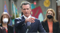Newsom promulga ley para que médicos de California enfrenten sanciones por dar “información errónea”