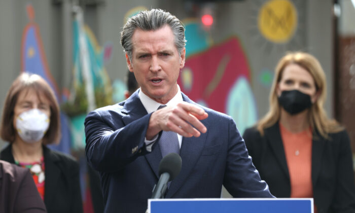 El gobernador de California Gavin Newsom habla durante aa ceremonia de firma y promulgación de una ley en San Francisco, California, el 09 de febrero de 2022. (Justin Sullivan/Getty Images)