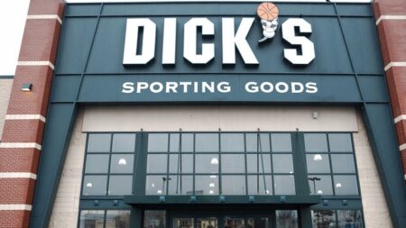 Grupo presenta demanda contra Dick’s por discriminación relacionada con prestación por aborto