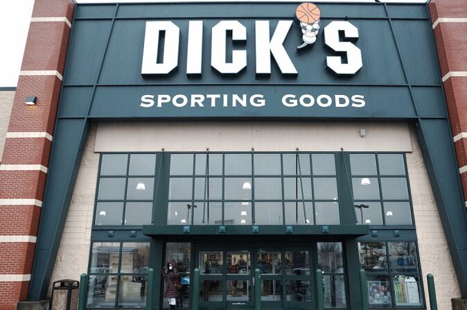 Una tienda de Dick's Sporting Goods en Staten Island el 09 de marzo de 2022 en la ciudad de Nueva York. (Spencer Platt/Getty Images)