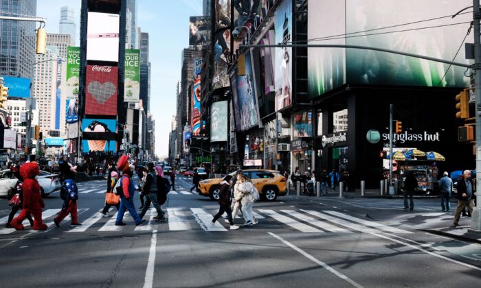La gente camina por Times Square el 11 de marzo de 2022, en la ciudad de Nueva York. (Spencer Platt/Getty Images)
