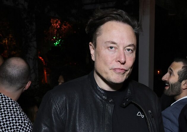 Elon Musk asiste a la fiesta de la CAA, previa a los Oscar, en San Vicente Bungalows, en West Hollywood, California, el 25 de marzo de 2022. (Randy Shropshire/Getty Images para CAA)
