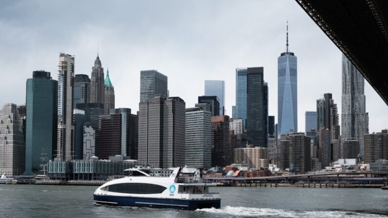 El horizonte de Manhattan se asoma al East River en Nueva York el 28 de marzo de 2022. (Spencer Platt/Getty Images)
