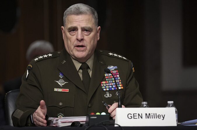 El general Mark Milley, jefe del Estado Mayor Conjunto, declara ante la Comisión de las Fuerzas Armadas del Senado, en Washington, el 7 de abril de 2022. (Win McNamee/Getty Images)
