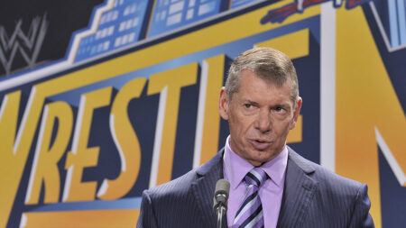 Director de la WWE se retira entre acusaciones de conducta sexual inapropiada
