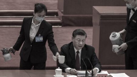 Mercados bursátiles chinos se desploman tras reafirmación de Xi a la política de “cero COVID”