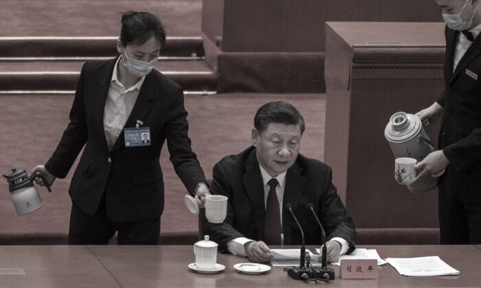 El líder chino, Xi Jinping, recibe té mientras habla durante una ceremonia en el Gran Salón del Pueblo, en Beijing, China, el 8 de abril de 2022. (Kevin Frayer/Getty Images)