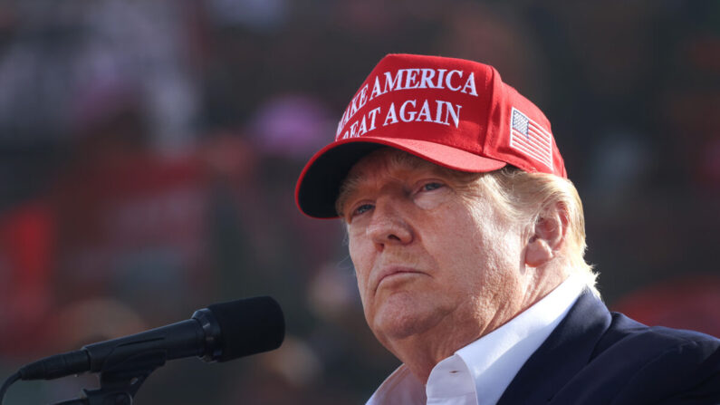 El expresidente Donald Trump habla a sus partidarios durante un mitin en el I-80 Speedway en Greenwood, Nebraska, el 1 de mayo de 2022. (Scott Olson/Getty Images)
