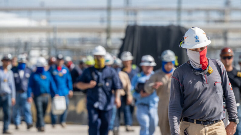 Los trabajadores salen de la refinería Marathon Galveston Bay el 10 de mayo de 2022 en Texas City, Texas.