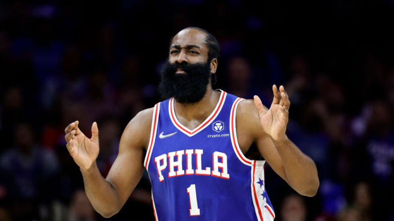 James Harden #1 de los Philadelphia 76ers en el sexto partido de las semifinales de la Conferencia Este de los Playoffs de la NBA 2022 en el Wells Fargo Center el 12 de mayo de 2022 en Filadelfia, Pensilvania. (Tim Nwachukwu/Getty Images)